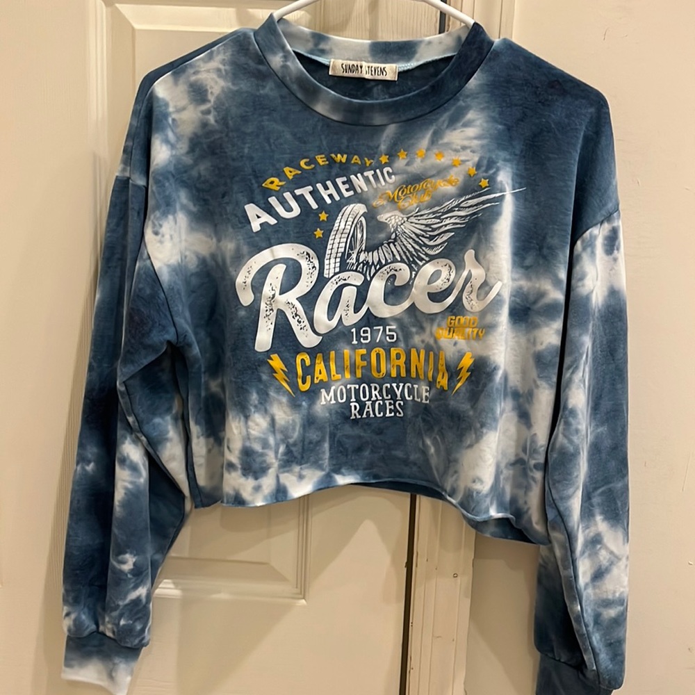 Sunday Steven’s cropped long sleeve graphic shirt. Size small